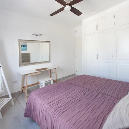 3 Bedroom Delphi With Private Heated Pool.