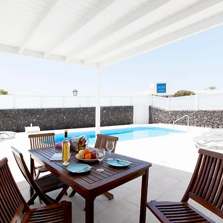 3 Bedroom Delphi With Private Heated Pool. Puerto del Carmen (Lanzarote)