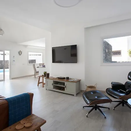 Villa 3 Bedroom Delphi With Private Heated Pool. Puerto del Carmen (Lanzarote)