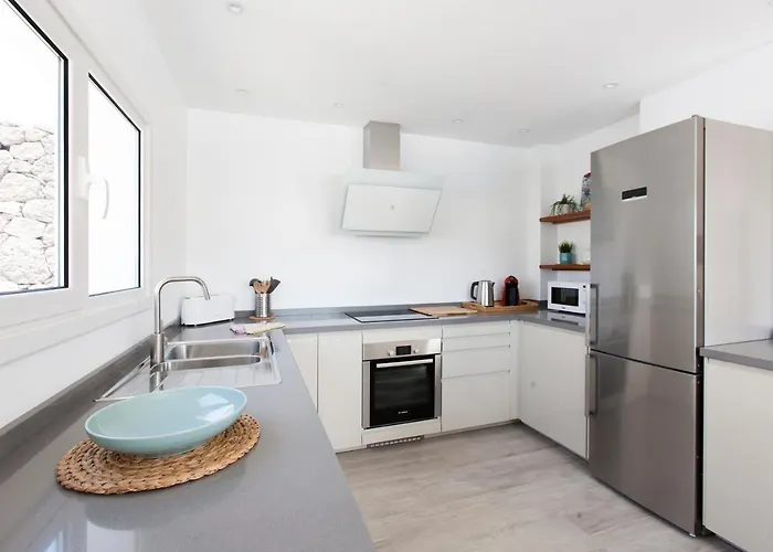 3 Bedroom Delphi With Private Heated Pool. فيلة *